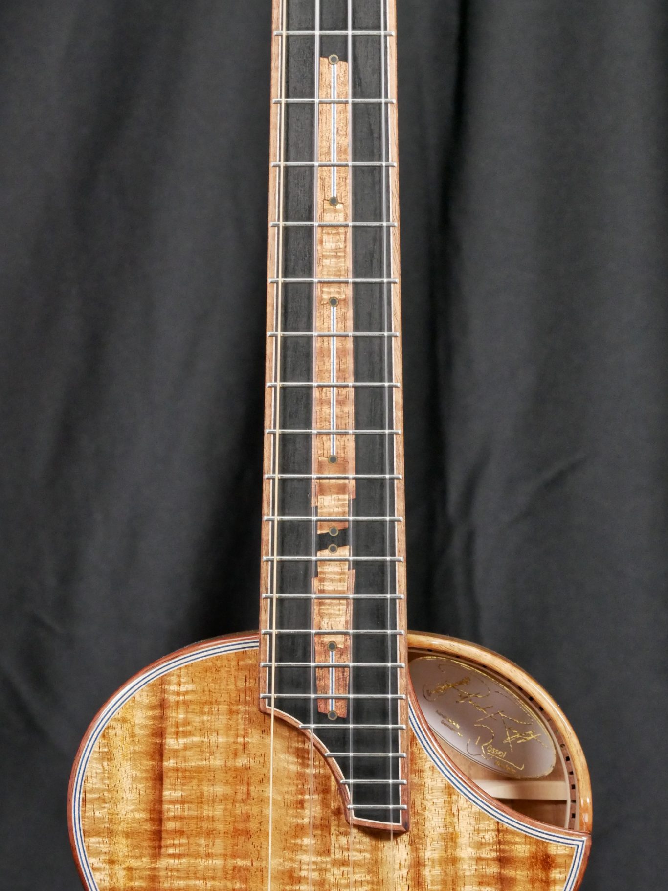 Signature Modell Patrick Ranft Kasha Tenor Ukulele in Vorder- und Rückansichten. Mastergrade Koa mit Inlay-Verzierungen, Nitro Hochglanzpolitur